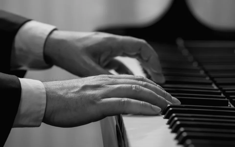 Pianonsoittajan kädet - Suomen Pianonvirittäjät